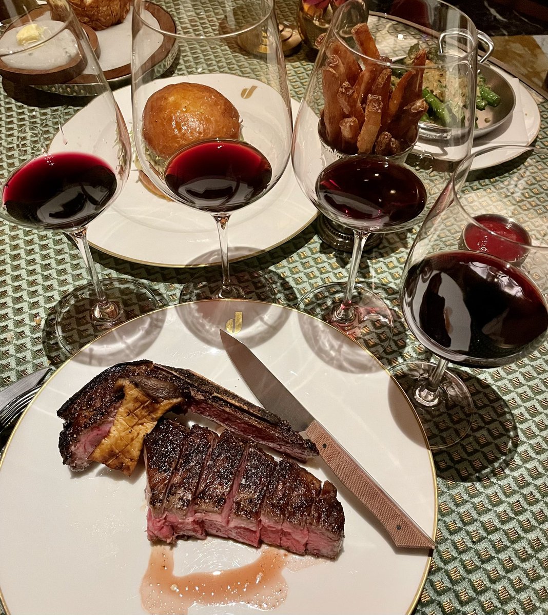 eatinglasvegas's tweet photo. Nothing beats dry-aged beef with a bit of Burgundy, and a cadre of Cabernet…
L-R > Napa, Bordeaux, Burgundy, Pessac-Leognan. 
🥩🍷🍷🍷🍷
#DonsPrime @fblasvegas 😋👏 https://t.co/XfRXGjaaYF