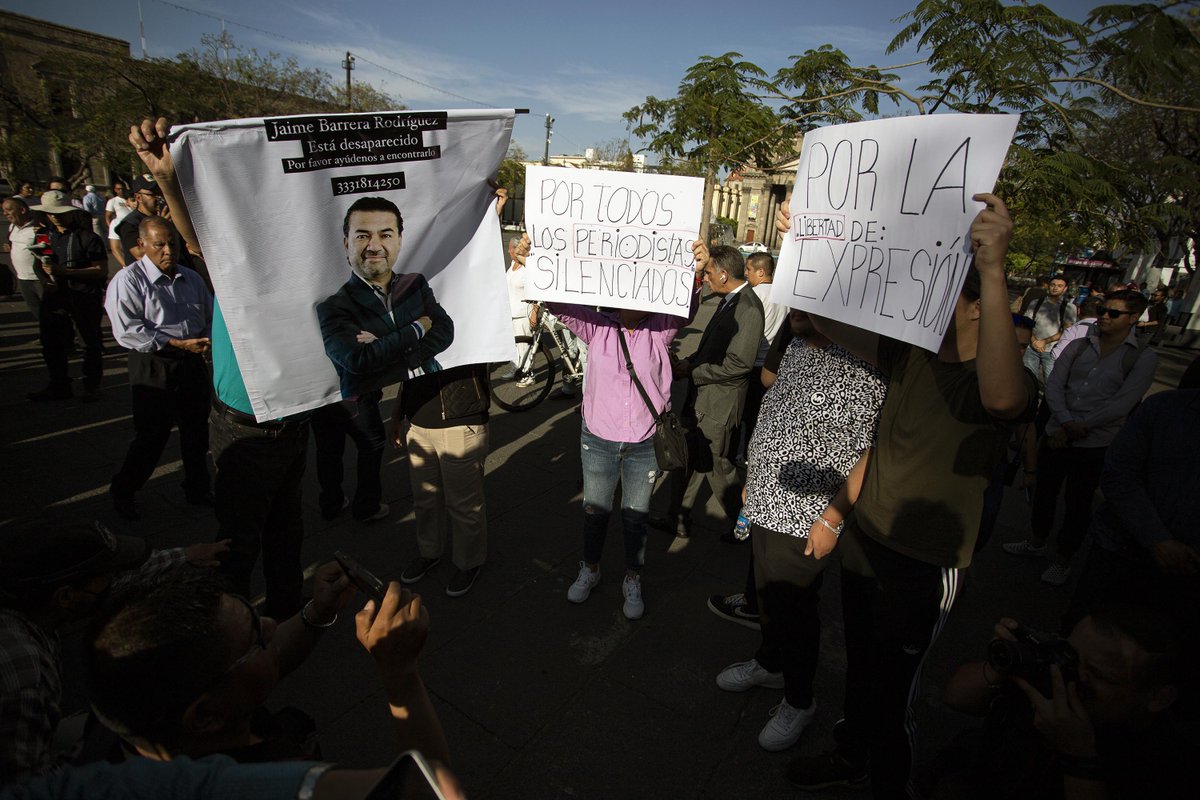 Somoselmedio's tweet photo. Exigen familiares y gremio periodístico de Jalisco, la aparición con vida de Jaime Barrera

👉https://t.co/jR7tQIMNbW https://t.co/1xpChLH04l