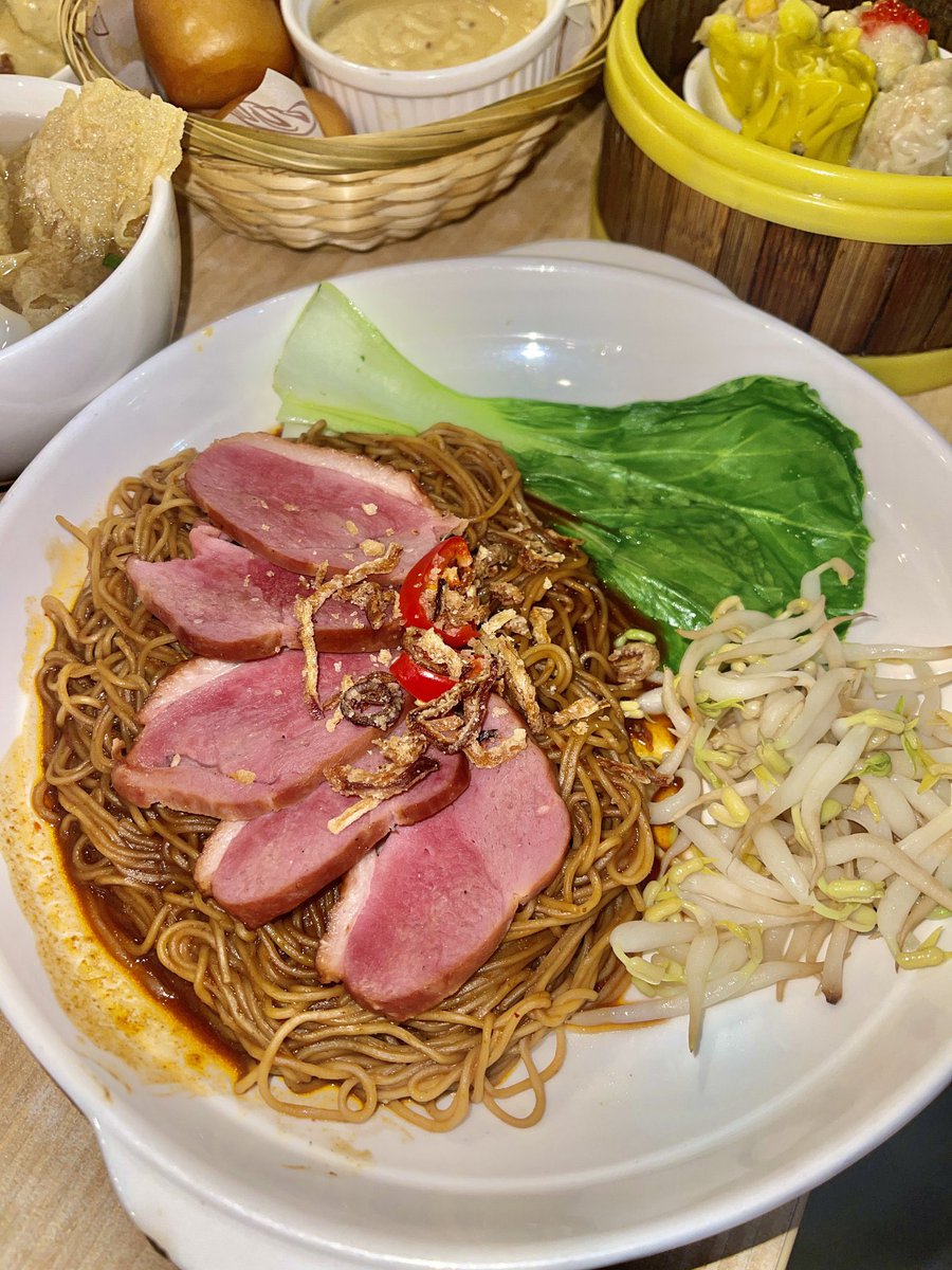 nabilfikran10's tweet photo. Aku berbuka kat sini semalam dah alang alang dekat dengan rumah aku. 

Mee kicap memang dah sedap, tambah pulak smoke duck berganda ganda sedap ya. Dah la bawah RM20 jer 😍

Lapar la tweet tengahati mcm ni hahahahaha. https://t.co/vsVwm2khFm