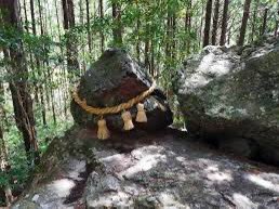 hikaruganji's tweet photo. 高知県にある、ゴトゴト石を
関東から来た大学生は男5人、女1人で、「絶対に落ちない石を、俺たちで落としてやろう」と2022年11月26日朝にレンタカーで東京を出発した。
26日夜に現地に���いて石を揺らしたが落ちないため、愛媛県内の商業施設で荷絞めベルトやハンマーを購入。
しかし、それらの道具を使っても石は落ちず、さらには石の向きが変わって動かせなくなった。
27日朝に高知市内の車用品販売店でジャッキを買って山中に戻ったが、石を動かそうとするうちジャッキが壊れた。
27日夕まで20時間近く現場周辺にいて、「くたくたになって、道具を放置したまま帰った」。
器物損壊で略式起訴されていますが、祟りと言うのは実在します。生半可な気持ちで悪ふざけをしない方が身の為です。