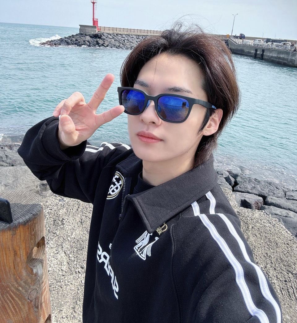 stillherea5's tweet photo. A thread of Lee Know in sunglasses but the farther you scroll it gets more.. it just gets more😂 https://t.co/iIVpStMPjL