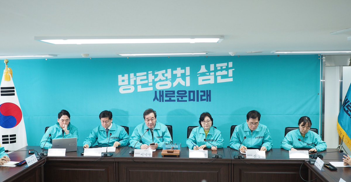 <3월 13일 (수) 제14차 책임위원회의>
의대 증원을 둘러싼 대치가 파국으로 치닫습니다. 전공의 집단 이탈로 인한 의료 공백 장기화로 현장은 이미 한계입니다. 중장기 의료인력 수급, 지방 의료 붕괴, 필수 의료 공백에 대해 빨리 대책을 마련해야 합니다. 윤석열 정부의 결단을 촉구합니다.