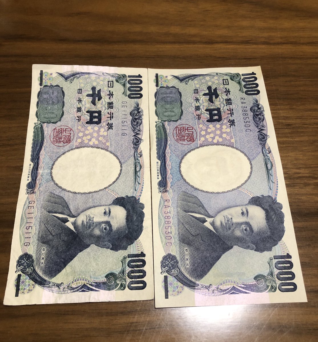 Celsior30S's tweet photo. 知ってる人教えてください‼️
お釣りで貰った千円札のサイズが違うんだけど、これってヤバいやつですかね？

明らかにサイズが小さいんだよな🤔💭 https://t.co/sMJD5BJPjf