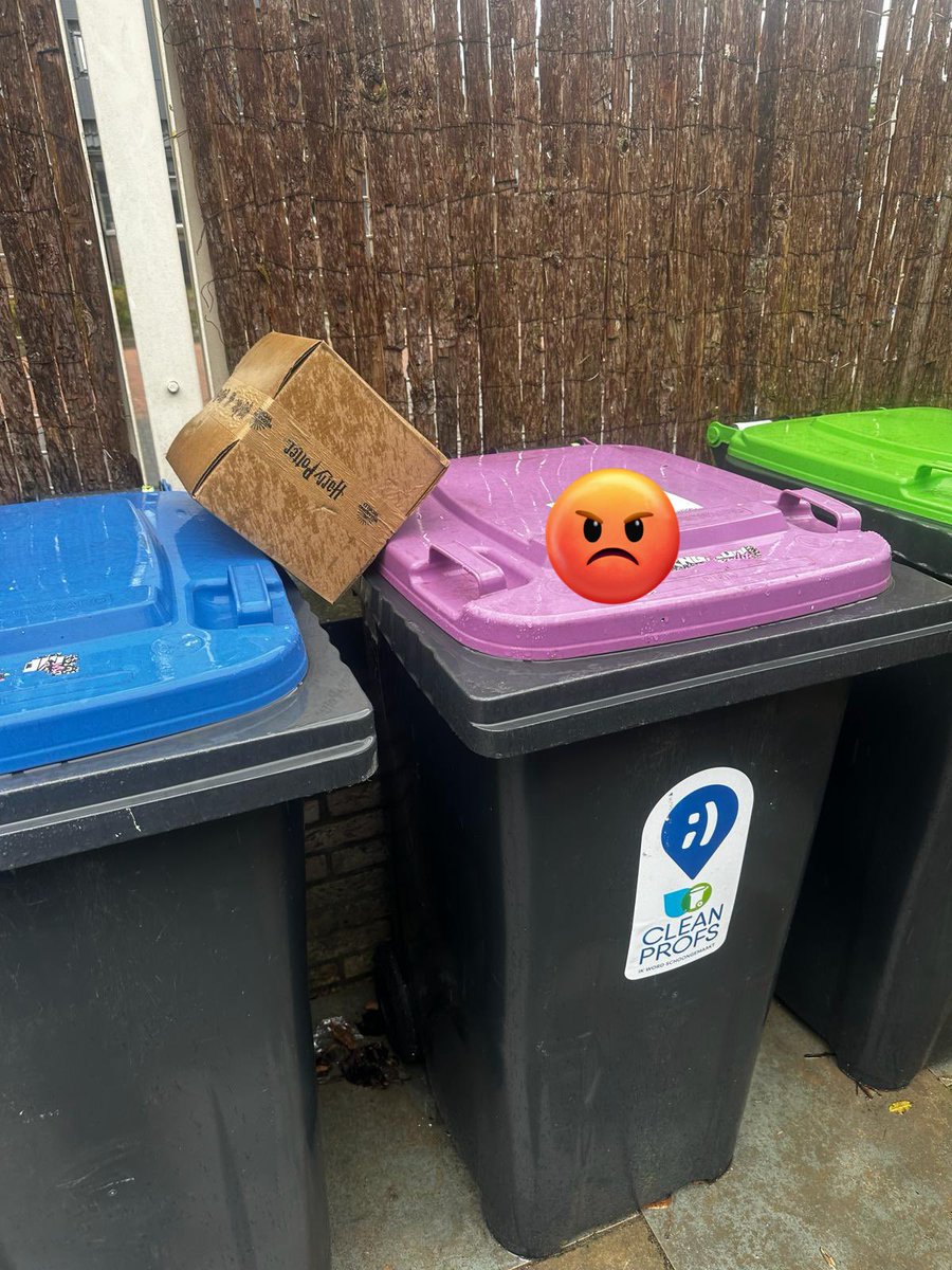 iamjustdebz's tweet photo. Beste @dpdNL 
Ik heb jullie maar weer een DM gestuurd naarmate dezelfde meneer het WEDEROM in de tuin heeft gegooid, terwijl het nu zelfs zeikregent en wij WEDEROM geen neerzettoestemming hebben gegeven. 
Pakketje doorweekt. Inhoud doorweekt. 
En mijn geduld raakt nu wel op. https://t.co/KWrBVQITQO