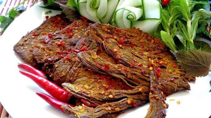 mimid_casanova's tweet photo. [Cách làm thịt bò khô miếng ngon nhất] 
------------------------------
NGUYÊN LIỆU
- Thịt bò tươi: 500g
- Sả: 5 cây
- Tỏi khô: 2 củ
-Gừng tươi: 1 nhánh
- Bột ngũ vị hương: 1 gói
- Ớt tươi: 2 trái hoặc dùng ớt bột thay thế
- Đường cát trắng: 3 thìa cà phê
- Nước mắm ngon: 2 – 3 thìa canh
- Dầu hào: 4 thìa cà phê
- Muối trắng: 1 thìa cà phê
- Hạt tiêu xay: 1 thìa cà phê
CÁCH THỰC HIỆN
1. Sơ chế thịt bò
Thịt thăn bò rửa thật sạch với nước, để ráo hoặc dùng khăn thấm khô, sau đó thái miếng mỏng, to bản, dày khoảng 0,5cm. Bạn lưu ý, thái thịt dọc theo thớ, bản to để sau này có thể làm thịt bò khô xé sợi, hoặc để nguyên như vậy bạn sẽ có thịt bò khô miếng.
2. Sơ chế các loại gia vị
Tỏi bóc vỏ, đập dập, băm nhỏ.
Gừng cạo vỏ, rửa sạch, băm nhỏ.
Sả bóc lớp vỏ ngoài, rửa sạch, cắt phần lá già, băm nhỏ.
Trộn tỏi băm, gừng băm, sả băm và ớt bột (hoặc ớt tươi băm nhỏ) vào với nhau. Nếu bạn thích ăn cay thì cho nhiều ớt, không ăn được cay thì cho ít. Món thịt bò khô phải có vị hơi cay cay mới ngon, vì vậy nên cho một chút ớt vào nhé
3. Ướp thịt bò với gia vị
Thịt bò sau khi thái miếng bạn cho vào một tô lớn, cho hỗn hợp gia vị gồm: tỏi - ớt - sả - gừng, ngũ vị hương, hạt tiêu, dầu hào, muối, đường vào chung rồi trộn đều. Bạn có thể dùng đũa hoặc đeo găng tay ướp thịt để thịt thấm gia vị đều hơn.
Sau khi ướp, bạn đem thịt bò vào ngăn mát tủ lạnh trong khoảng 4 – 6 tiếng, đây chính là bí quyết tẩm ướp để thịt thấm gia vị, khi chế biến sẽ thơm, mềm và rất hấp dẫn.
4. Làm chín thịt bò
Sau 4 – 6 tiếng, bạn lấy thịt ra khỏi tủ lạnh, đợi cho thịt bớt lạnh thì tiến hành làm chín. Để thịt hết lạnh từ từ chứ đừng giã đông bằng lò vi sóng.
Đặt chảo lên bếp nấu, khi chảo nóng thì xếp từng miếng thịt bò vào chảo, đun với lửa nhỏ cho nước trong thịt ra bớt, tiếp đó hạ lửa liu riu cho đến khi thịt khô lại thì gắp ra đĩa. Khi thực hiện bước này, bạn có thể nêm nếm gia vị hoặc cho phần nước ướp vào chảo rim để thịt đậm đà hơn. Nhớ phải lật thịt để các miếng thịt cạn nước và khô đều.
5. Giã thịt
Thịt sau khi chín có màu nâu và cạn nước, bạn dùng chày, cối giã từng miếng thịt sao cho mềm và có thể dùng tay xé là được. Ở bước này, nếu muốn làm thịt bò sợi thì bạn xé thịt thành sợi nhỏ, nếu làm thịt bò miếng thì để nguyên.
6. Sấy khô thịt bò
Bật lò nướng trước 10 phút, bạn xếp thịt vào khay, cho vào lò nướng sấy ở nhiệt độ 100 độ C trong khoảng 1 tiếng. Lưu ý, cứ khoảng 10 phút phải đảo một lần để thịt khô đều và không bị sậm màu vì quá lửa.
Chúc các bạn thành công!