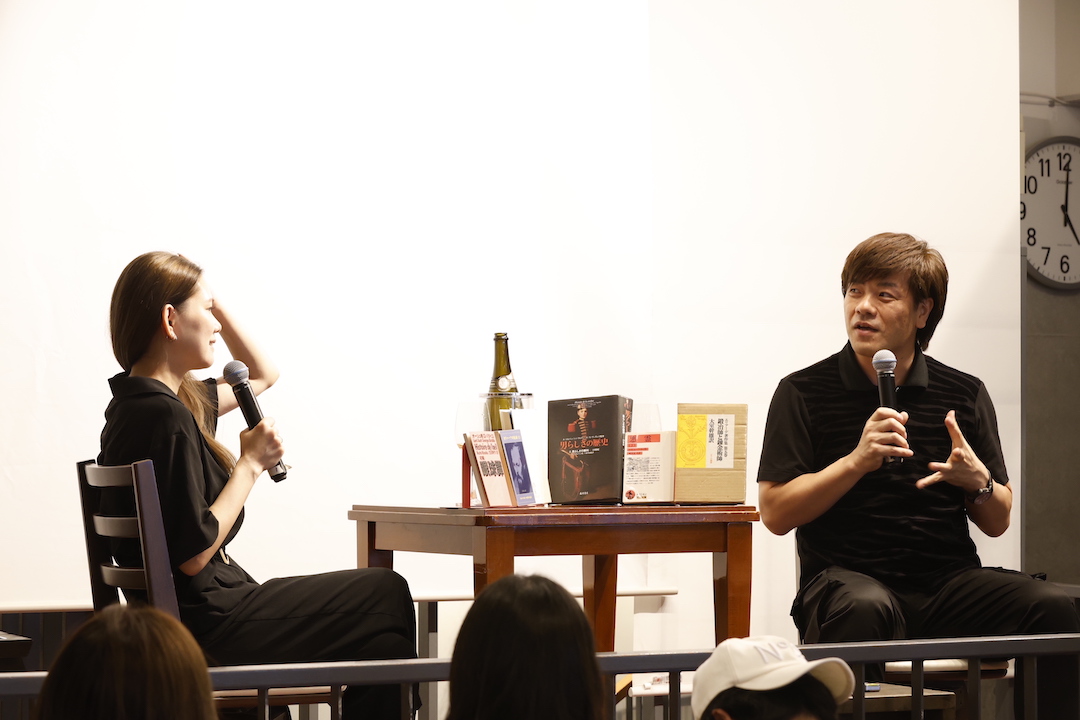 bungakunomori's tweet image. 【平野啓一郎 × 金原ひとみ】

「大きな影響を受けた３冊」について語り合った対談イベントの、ダイジェスト記事を公開しました！

バタイユ、エリアーデ、ドストエフスキー……etc

読書遍歴を振り返ることで、それぞれの文学観・人生観が浮き彫りになります。

👉k-hirano.com/articles/bunga…