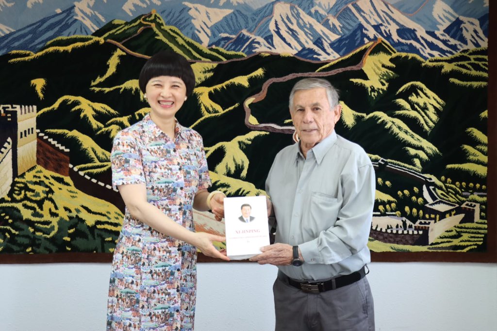 El presidente de la Cámara de Comercio, Industrias, Servicios y Turismo de Iquique A. G. En visita protocolar a Cónsul general de China en Iquique
Sra. Fu Xinrong <a href="/ksaldesaliaga/">Karla Saldes</a>