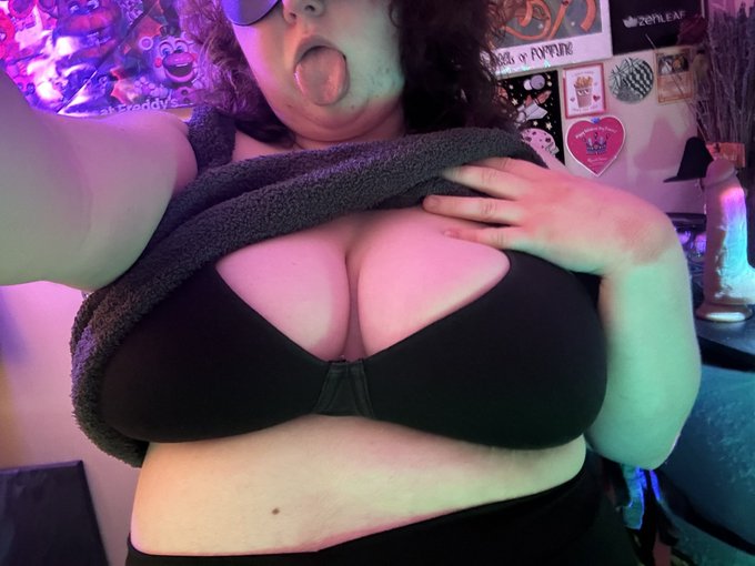 Cum hang. Please?  #chaturbate #camgirl #camming  https://t.co/FO5CGqU6fK https://t.co/mzwRSbQSDV<a href="/tag/chaturbate"class="tags">#chaturbate</a><a href="/tag/camgirl"class="tags">#camgirl</a><a href="/tag/camming"class="tags">#camming</a>