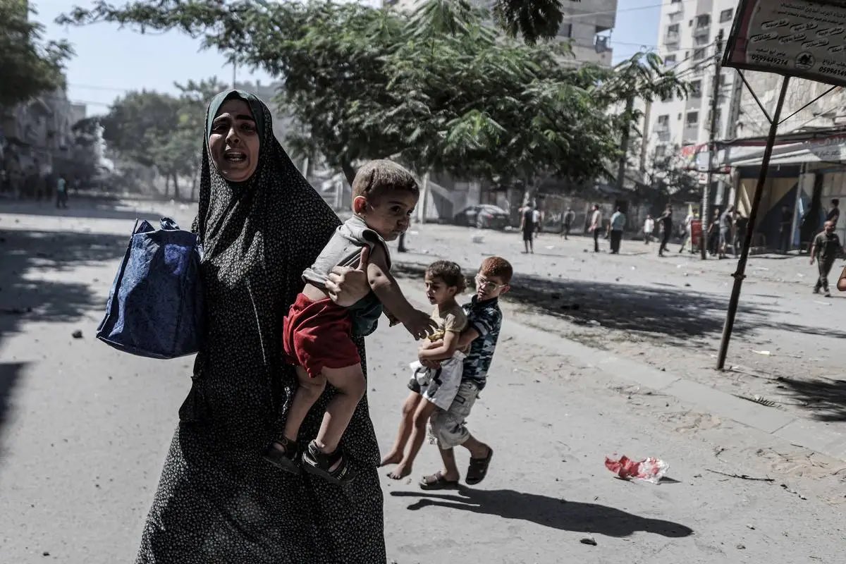 Can4Pal's tweet photo. Pregnancy has turned into a nightmare for women in Gaza. They face shortages of blood for postpartum hemorrhage treatment, a lack of antiseptics for wound care after childbirth, and some are even forced to undergo C-sections without anesthesia or painkillers #CeasefireNow https://t.co/2urzN9ll9G