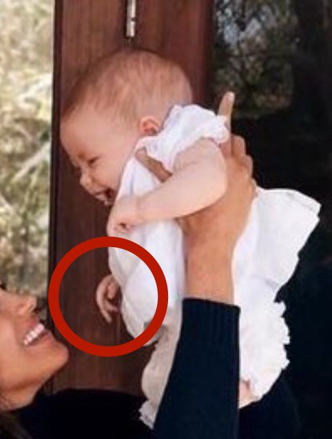 TheHRHCeline's tweet photo. .@AP, @GettyImages &amp; @PA: We don’t allow manipulated images into our database!

“Sources” close to Harry &amp; Meghan: H&amp;M would never be so sloppy! M’s meticulous! 💅

Reality: Wonky foot that looks half shaved off, fake hair added to hide alarming baldness, Lily w/elongated fingers https://t.co/UJwDfwclzs