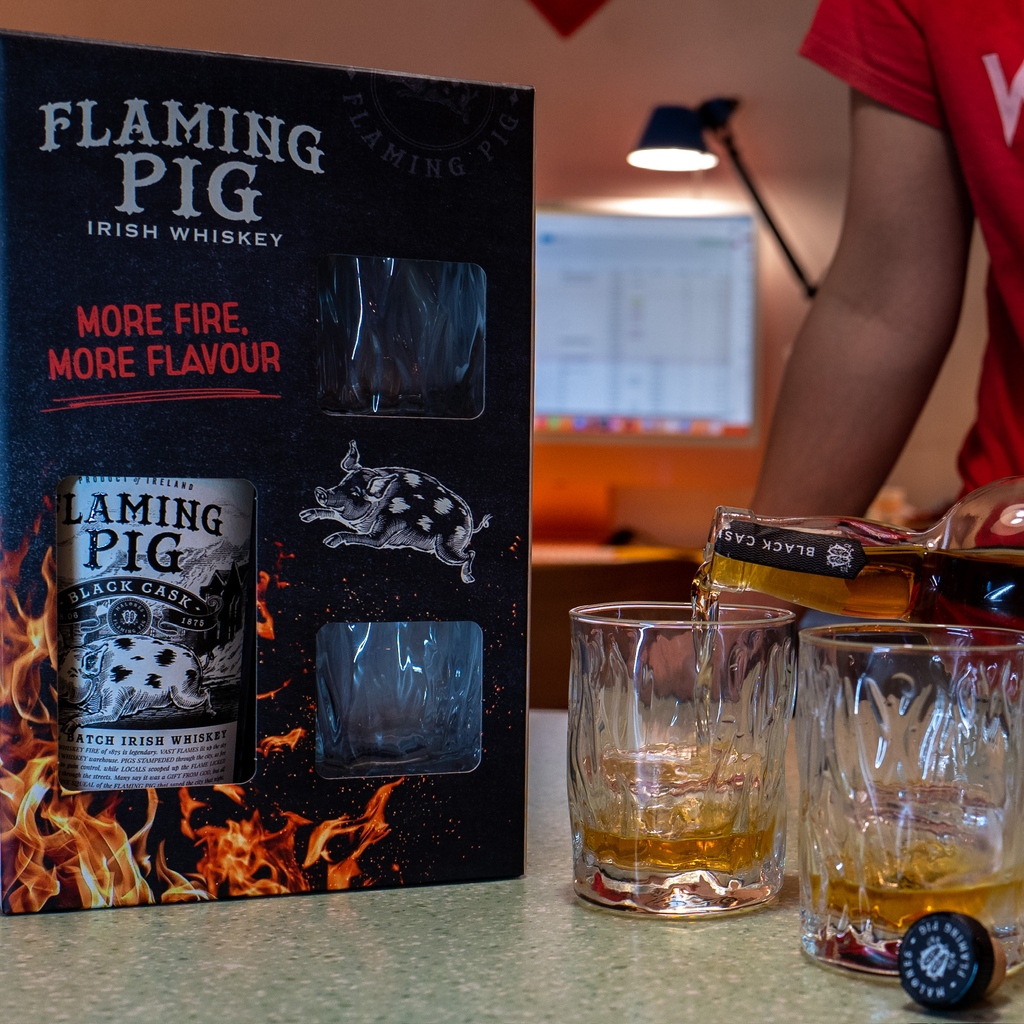 Have a drink to warm you up🔥☺️ Flaming Pig is a blend of Irish single malt and grain whiskies, made richer 🆙 and spicier 🆙, with added smokiness💨, from intense barrel charring 

thebottleshop.hk/flaming-pig-bl…