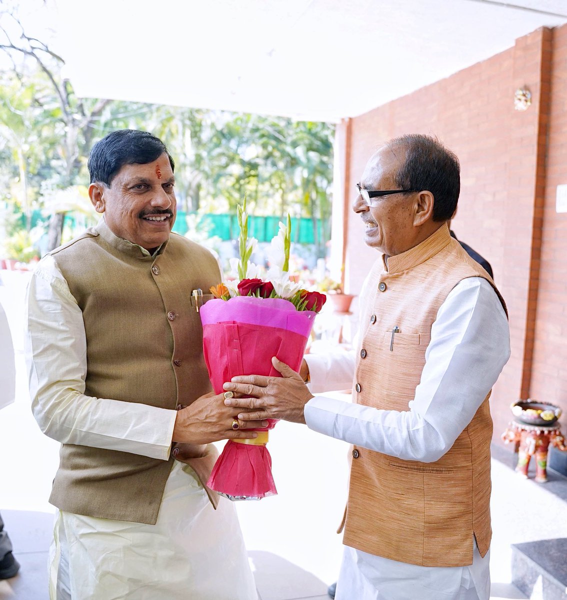 आज पूर्व मुख्यमंत्री, आदरणीय भाई साहब श्री <a href="/ChouhanShivraj/">Shivraj Singh Chouhan</a> जी के निवास पर पहुंचकर शिष्टाचार भेंट की।