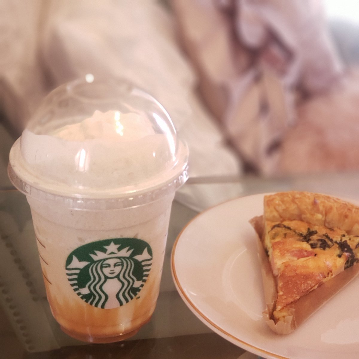 午前中、共に音大を出られた２名の主婦さんレッスンから、午後も6時間続けてレッスンです🌸
時間がとれずスタバ持ち帰りでサクっと✨個人的にこれ好きでした✨
「新作をお楽しみください」って渡して下さってそういうちょっとした一言ってうれしいですよね✨
#キャラメリーミルクコーヒーフラペチーノ