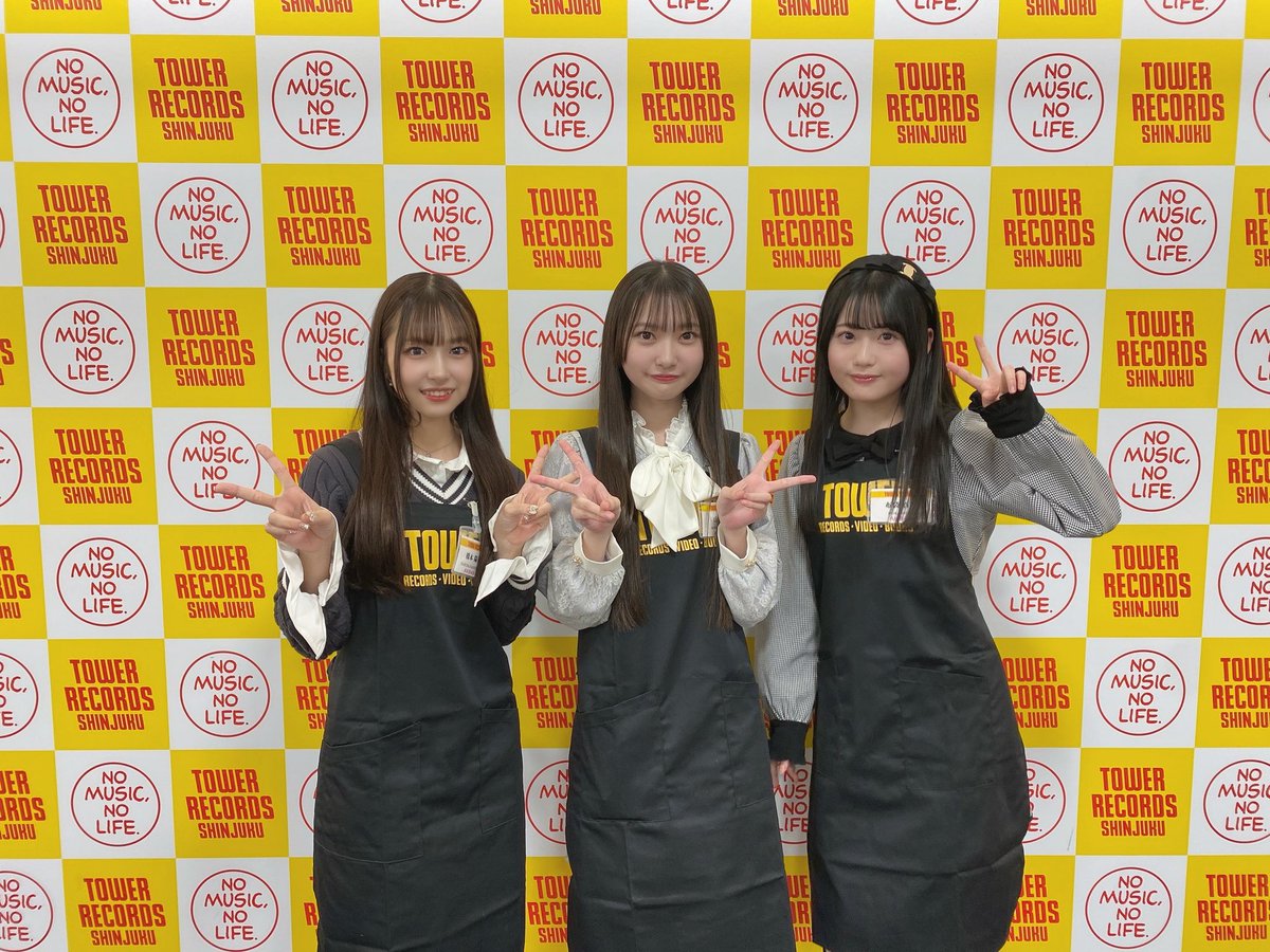 #カラコンウインク😉 
発売記念グループ握手会
ありがとうございました💓

タワーレコード新宿店さん初めてだったんですが、なんとエプロン＆名札での参戦📛

ほてちゃん、そららと3人でした🐥🐥🐥

この後は16:00～AKB48劇場！
個別握手会です😊🩷楽しみ🐰
