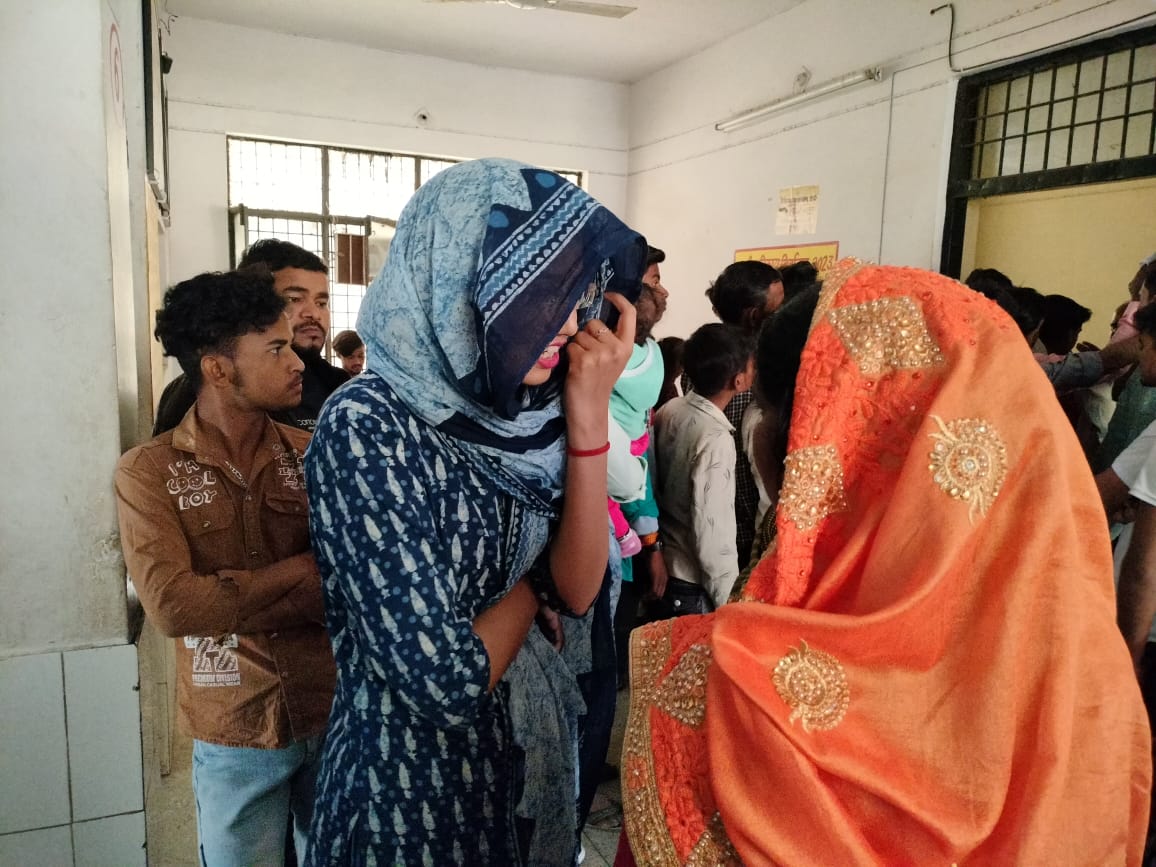 Benarasiyaa's tweet photo. Really like what some young IAS/IPS officers do at the onset of their careers. On camera surprise checks, arriving in public vehicle to take charge, posing as commoner to take stock of ground reality. And then, the system domination begins and you are eventually absorbed. https://t.co/qhcH8Rbbq7