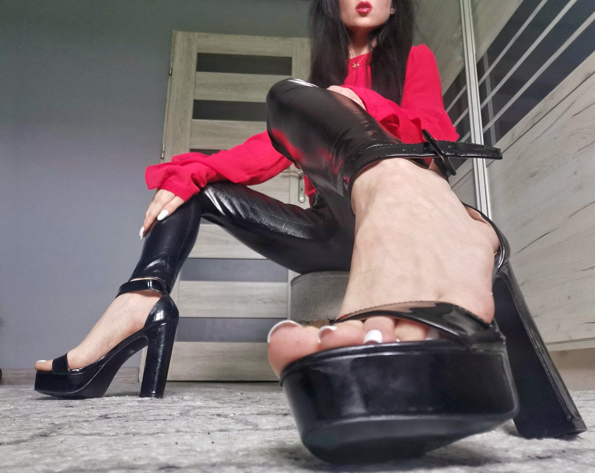 BoginiAfrodyta1's tweet image. Długie nogi i obcasy to symbole siły, elegancji i uwodzenia. 💅 Nie należy ich tylko podziwiać, ale wręcz czcić, doceń ta możliwość 😈🙇🧎‍♂️

Melduj się w tej chwili u Moich stóp Bogini chce kawy ☕

@rt_feet