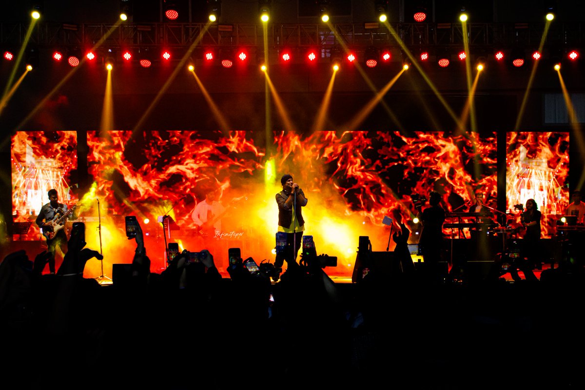 infinitepov13's tweet photo. Some more photos that I clicked in Jubin Nautiyal's concert! 📸💥
@JubinNautiyal @KIITFest @KIITUniversity
#jubinnautiyal #jubinnautiyallive #jubinnautiyalfans #infinitepov #concert #KIIT #KiiTUniversity https://t.co/WtrMOZOStD