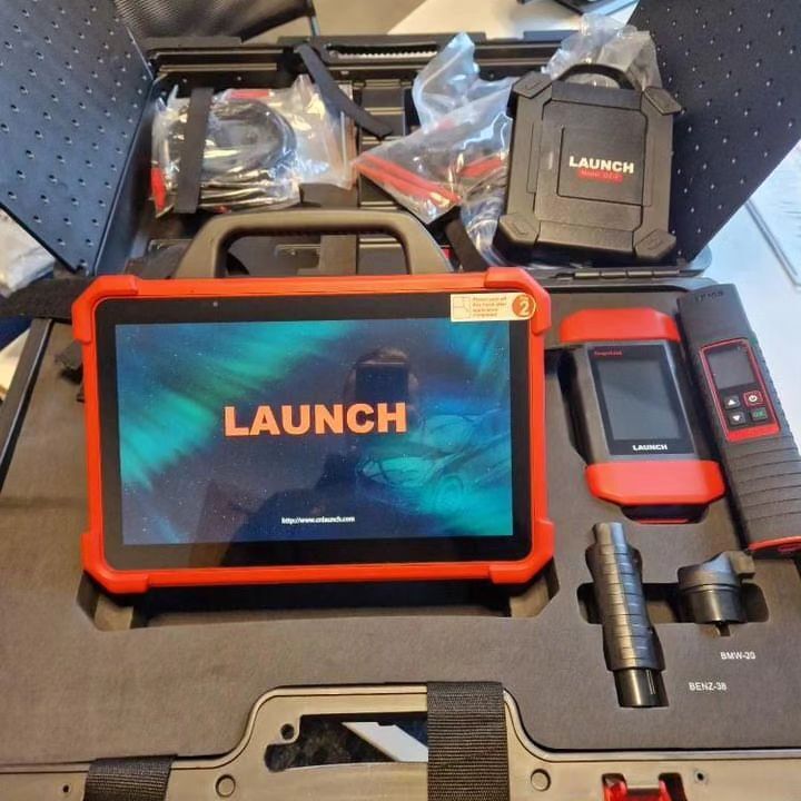 The Euro Tab 3 is the tool you need to level up your diagnostics! @mrsdowler93 showing of his new Launch UK Euro Tab 3, thanks to @BazMeredith 🔥 Order yours here: launchtech.co.uk/oem-level-vehi… #LaunchUK #DiagnosticTool #EuroTab3 #Tools