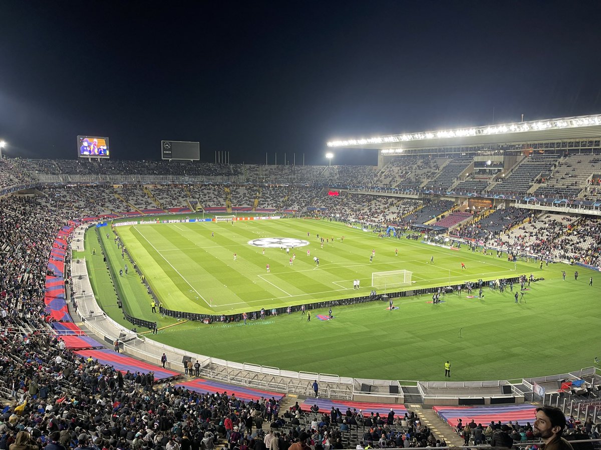 akiniponea's tweet photo. 日本からのお客さんとともにUEFA チャンピオンズリーグのバルサ x ナポリを観戦！⚽️

ケガ人続出の中、バルサがいいサッカーをしていた。なんだかんだモンジュイックでの観戦は初めてだったけど、個人的には意外と観やすい。 https://t.co/Cs8UiOwd3a