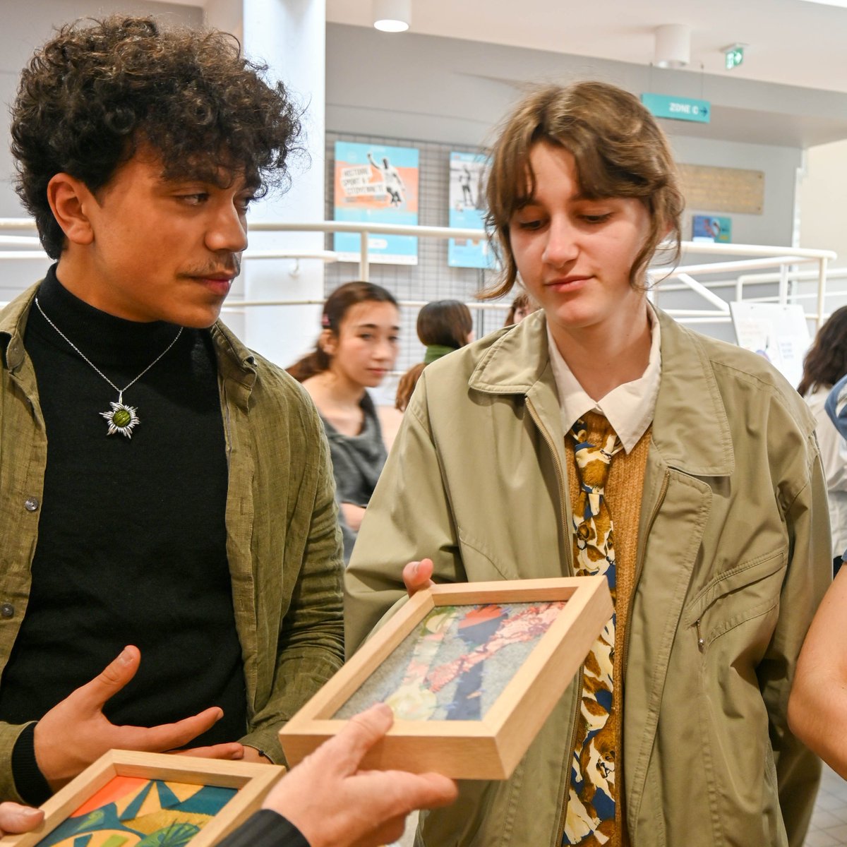 aclimoges's tweet photo. La rectrice @CDrucker_Godard accueille au rectorat les élèves de STD2A #design du lycée Raymond Lœwy #LaSouterraine pour le vernissage de leur exposition "Un livre qui fait recette".
Un projet de 7 semaines de travail artistique sur la création de livres/objets en tissu👏 https://t.co/CuFTrwfDxR
