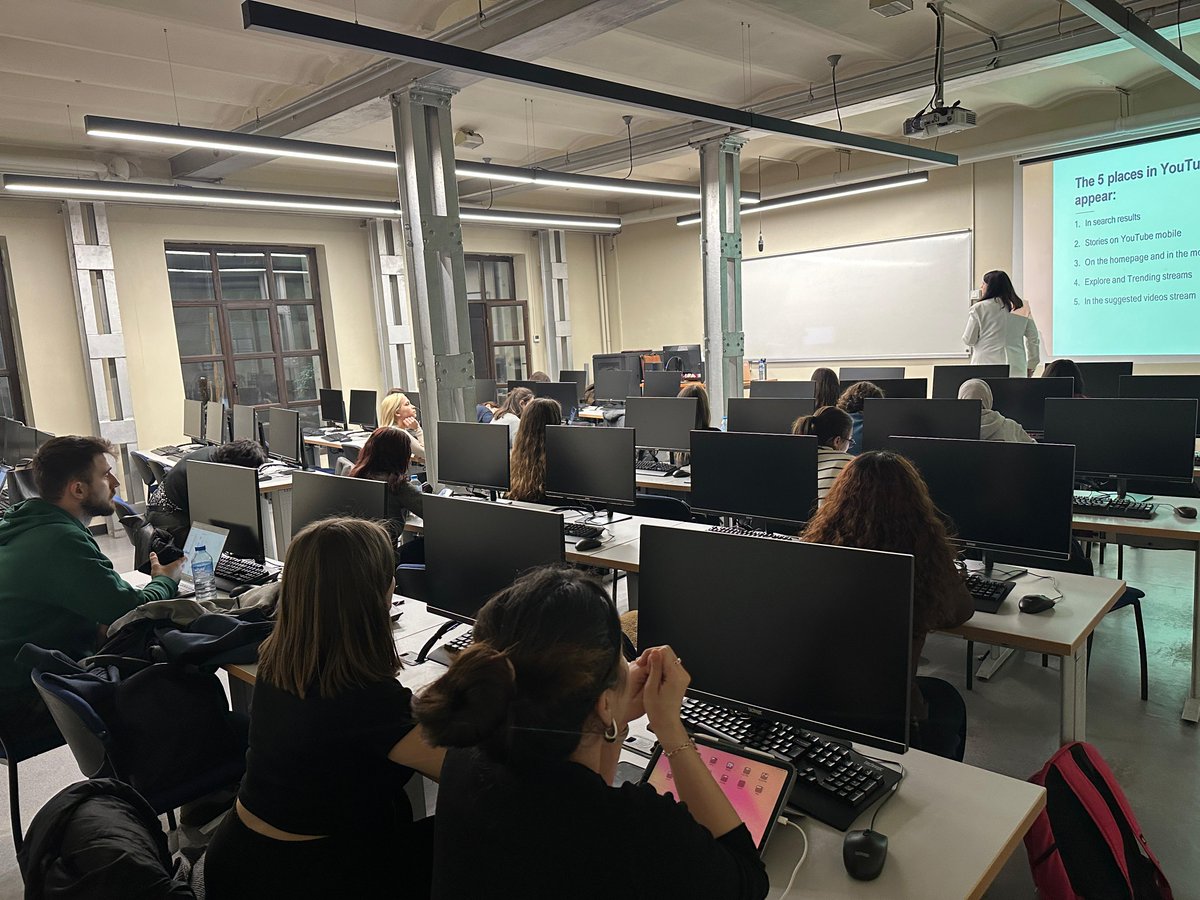 Sosyal Medya dersimizin bu haftaki sektör konuğu <a href="/caglapt/">Çağla Pınar Tunçel</a> oldu  🌟🌟

Çağla Hanım en iyi sonuçlar için kanal ve video optimize etme konularında uyguladığı yöntemleri anlattı.

Değerli deneyimlerini ve bilgi birikimini bizimle paylaşan <a href="/caglapt/">Çağla Pınar Tunçel</a>  teşekkür ederiz 🌻