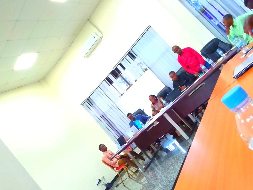 nycnyanza's tweet photo. @RCSPRwanda ku bufatanye na #CSORw bari gutanga ibiganiro ku rubyiruko ruteraniye mu cyumba cy'Inama cya @NyanzaDistrict, ku ngingo zirimo: Access to finance, Uruhare rw'urubyiruko mu nama z'Abaturage zifatirwamo ibyemeze,  n'inda ziterwa abangavu. @RwandaYouthArts @RwandaSouth https://t.co/XKMxXi6IxA
