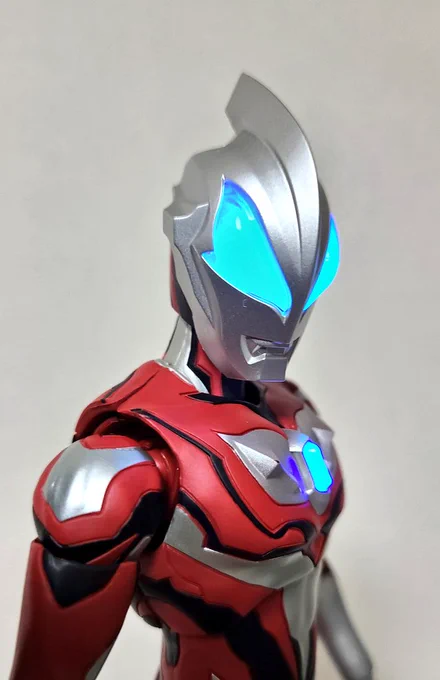 ジードのフィギュアですが値段は8000円以内。同じシリーズのゼロは一万超えて断念したけど何故かジードは日本のアーツと変わらないくらいで非常に満足…サイズも迫力あるし無茶苦茶カッコいいです。 