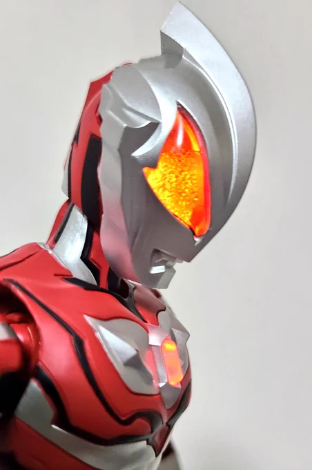 ジードのフィギュアですが値段は8000円以内。同じシリーズのゼロは一万超えて断念したけど何故かジードは日本のアーツと変わらないくらいで非常に満足…サイズも迫力あるし無茶苦茶カッコいいです。 