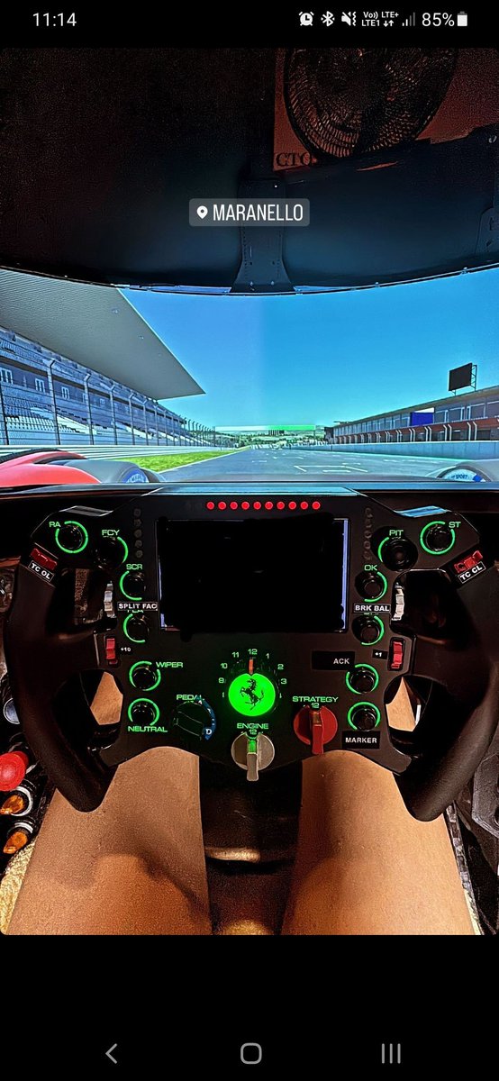 The_Pocisk's tweet photo. Z ciekawostek: tak prezentuje się stary / nowy* symulator Ferrari w którym zawodnicy testują nowy model serii WEC - 499P (dobrze znany polskim kibicom) 🟡🔴
[via IG: antogiovinazzi99]

* Nowa jest kierownica, konstrukcja to stary sprawdzony pająk 🕸 #symulatorF1 #kanapaF1 #WECPL https://t.co/cEyJuKszR4