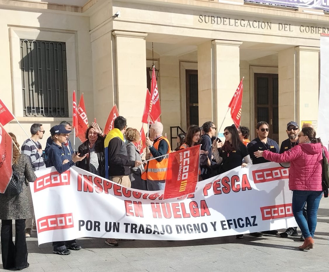 sae_fsc_ccoo's tweet photo. Exigimos al Gobierno medidas eficaces para proteger al personal de inspección de pesca marítima. Concentración en la Subdelegación  en Alicante. #Huelga #InspeccióndePesca https://t.co/h1XY0Q43BZ