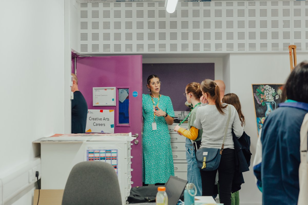 Sheff6thForm's tweet image. It's our Sixth Form Open Day tonight!

You'll be able to:
👨‍🏫 Discuss each course with teaching staff
📕 Take a look at the textbooks and units covered
👩‍🎓 Explore student work to get a feel of what you'll be doing during your A Levels

Book your place here: ticketsource.co.uk/the-sheffield-…