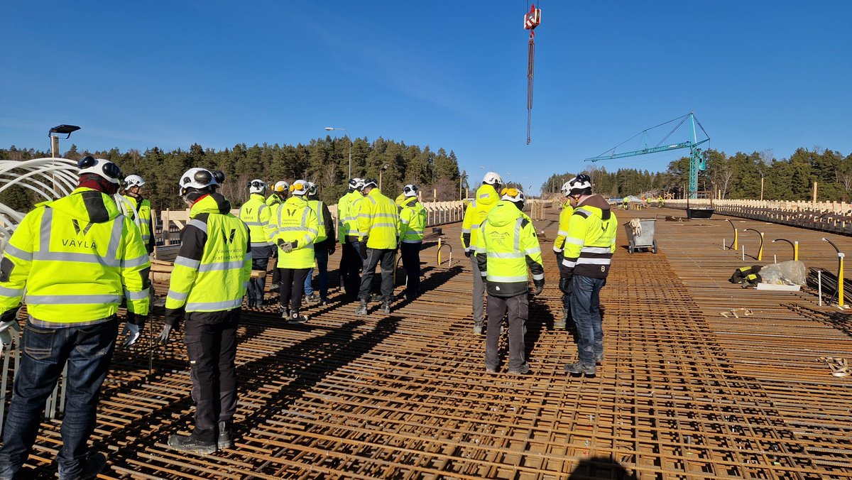 Mt180 Kirjalan- ja Hessundinsalmen siltahenke etenee aikataulussa. Hessundinsalmen siltakansi valetaan ensi viikolla. Vaativa 3.000m3 valu, joka kestää n. 50h. <a href="/vaylafi/">Väylävirasto</a> taitorakenneyksikön silta-asiantuntijat tutustuivat raudoitukseen eilen. Lisätietoja: 
bit.ly/3T9HqGi