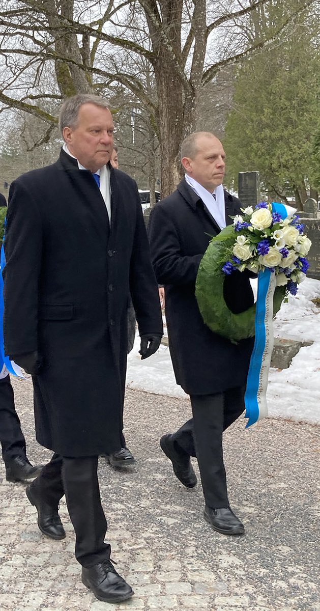 Talvisodan päättymisen muistoksi laskimme Espoon turvallisuuspäällikkö Petri Häkkinen kanssa seppeleen sankarihaudoille Espoon tuomiokirkon hautausmaalla.