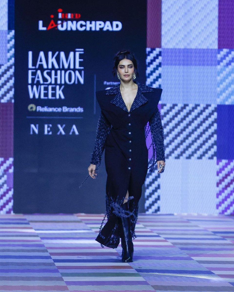 Lakme Fashion Week 2024: Karishma Tanna turns showstopper for INIFD Launchpad on Day 1 of Lakmē Fashion Week Read : fashionherald.in/lakme-fashion-… #lakmefashionweek #FDCIxLakmeFashionWeek #indianfashion #fashionnews #fashionweek2024 #KarishmaTanna