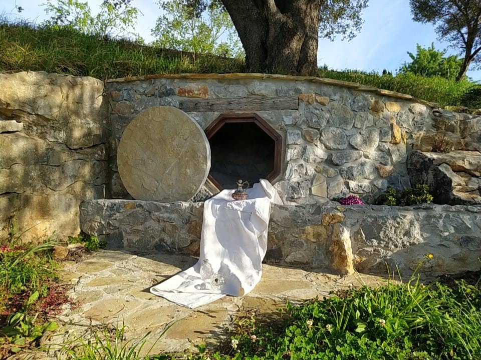 🌅El 1er domingo de Pascua celebramos la victoria de la vida sobre la muerte. Nos sumergimos en la esperanza renovada x la resurrección de Cristo
📖Lee el poema "Sin Mortaja" d JL Blanco Vega ibvm.es/project/sin-mo…
 ¡Feliz domingo de Pascua! #PoemasyArteenlaBuenaNoticia #IBVMyCJ