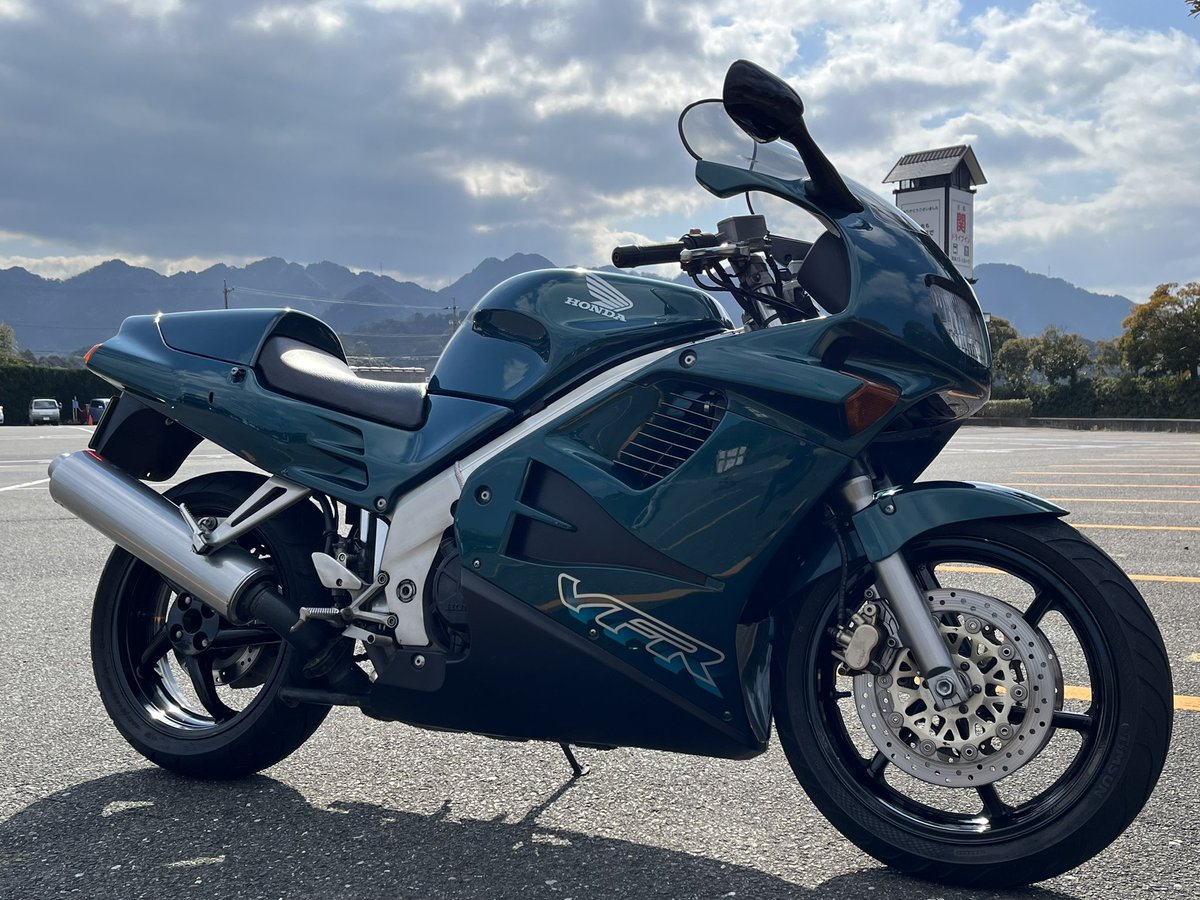 BCNR33LM's tweet photo. #VFR750F #RC36
数年前にVFR800を試乗して凄く欲しくなりましたが、高くて買えず…
昨年RC30のプラモ作って、更にV4に乗りたくなってから中古車検索してきました。
本日、念願の納車となりました♬
VFRオーナーの皆さま宜しくお願いいたします🤗 https://t.co/U6rApXgGRg