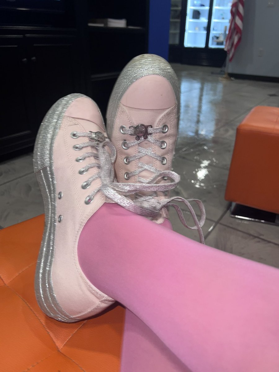 rosietexecano's tweet photo. On Wednesdays I wear pink, but I’m not a mean girl 😝Today I celebrate 4 years 5 months of sobriety from alcohol. Have a wonderful Wednesday! ❤️💡⚾️ #sobermom #sobriety #onedayatatime #wedorecover #pink #meangirls https://t.co/DPVerCyKto