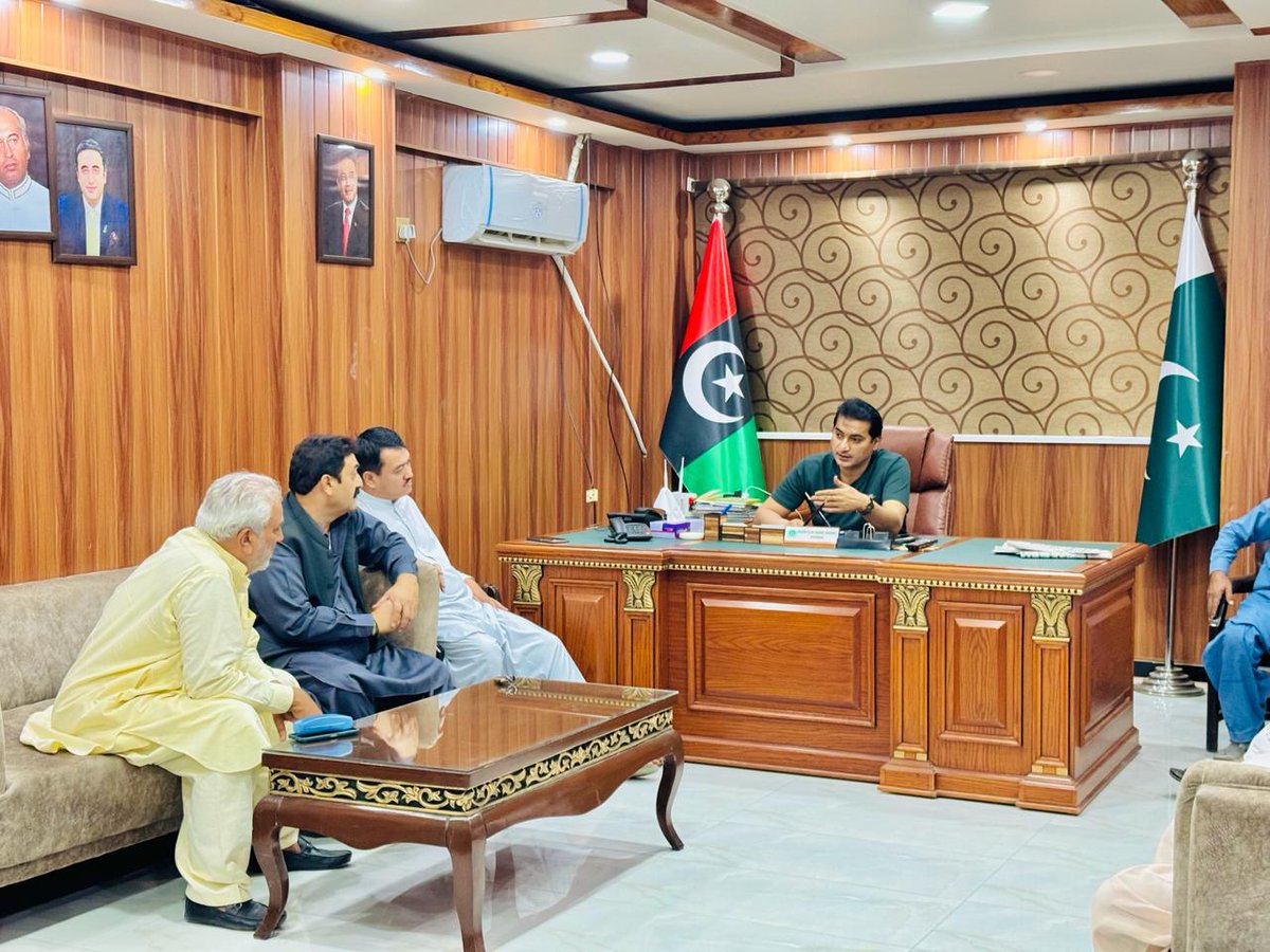 RashidKhaskhele's tweet photo. #ٹاؤن_میونسپل_کارپوریشن_صفوراں 
چئیرمین راشد خاصخیلی، وائس چیئرمین عبدالحق بلوچ، میونسپل کمشنر منور ملاح ٹاؤن کیمپ آفس میں ٹاؤن میں عوامی فلاح وبہبود کے حوالے سے گفتگو کرتے ہوئے، 
چیئرمین راشد خاصخیلی کا کہنا تھا کے عوام کو رمضان المبارک میں ہر ممکن سہولیات دی جائے https://t.co/RgxIJ2iOMS