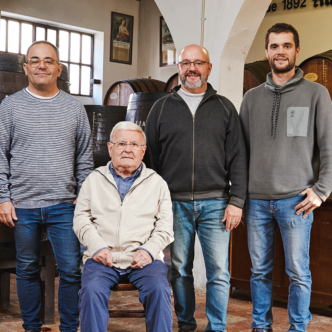 ratafiabosch's tweet photo. Ratafia Bosch, tradició des de fa 5 generacions🔥❤️
#RatafiaBosch #Ratafia #desdesempre #xarrup #qualitat #ratafiacadadia #SantQuirzedeBesora https://t.co/kNGQk4ewjT