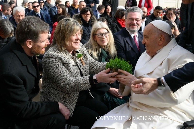 ⁦<a href="/MaryButlerTD/">Mary Butler TD</a>⁩ and ⁦<a href="/IrlEmbHolySee/">IrishEmbassy HolySee</a>⁩ Ambassador Frances Collins presenting shamrock to Pope Francis this morning. (h/t Vatican Media)