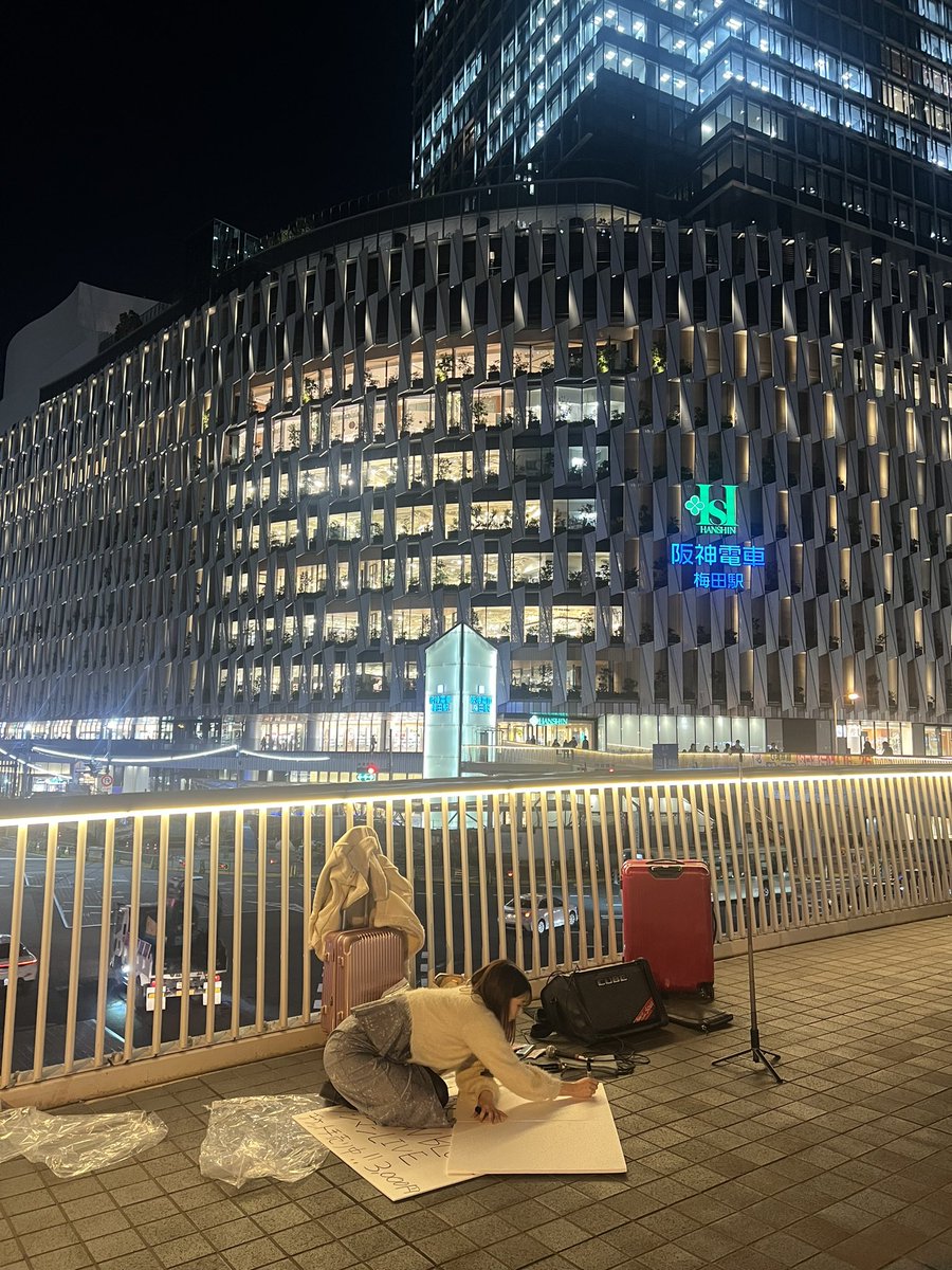 Mallow_blue829's tweet photo. MALLOW BLUE路上ライブ
阪神阪急歩道橋の上にて！！！ https://t.co/vzHKgXXWn8