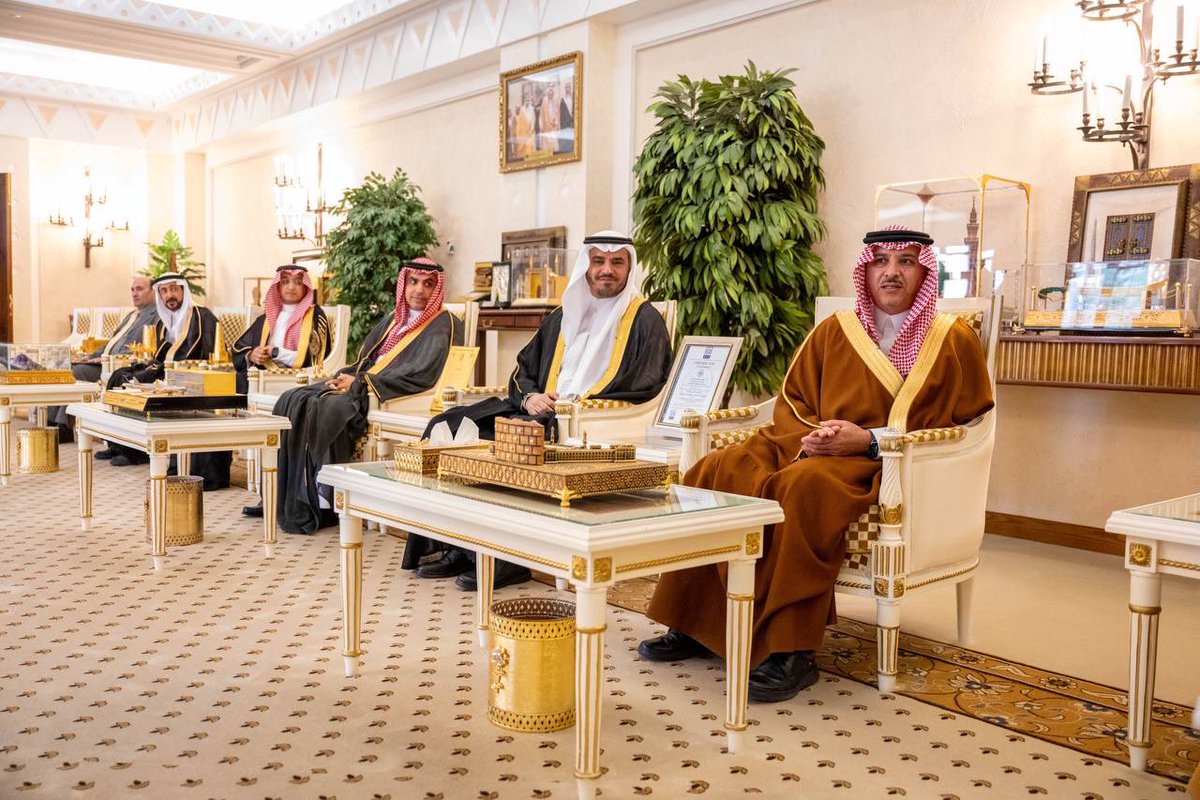 هنأ سموه الطالبات وأسرهم والكليات وكل من أسهم في دعمهم ومساندتهم على هذا الإنجاز الوطني الذي لا يستغرب من بنات الوطن ..

سمو #أمير_منطقة_القصيم يبارك حصول 10 طالبات من كلية الهندسة وتقنية المعلومات بكليات عنيزة الأهلية على 14 براءة من الهيئة السعودية للملكية الفكرية وجوائز علمية
