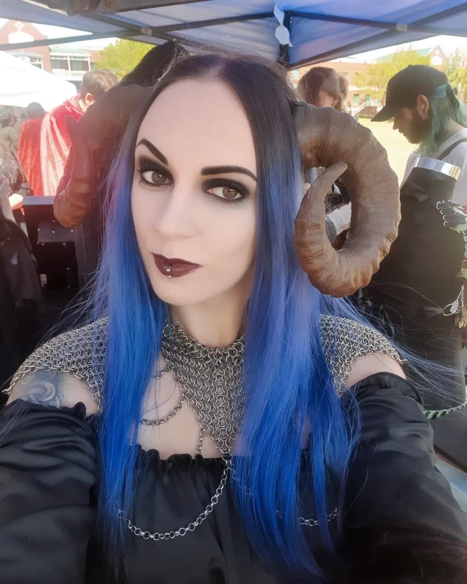 Quick market selfie I forgot to post from the Magic & Mayhem market ⚔️

#bluehair #artist #handcrafted #horns #chainmaille #chainmail #medieval #celtic #pagan #fantasy #celticraft