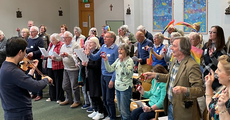 Do you know somebody living with dementia who loves to sing? Our Memory Singers sessions in Warwick bring people together, helping to reconnect memory and alleviate anxiety. There's tea, cake, a piano & singing. Come and join us! #SocialPrescribingDay #armonico #dementiacare