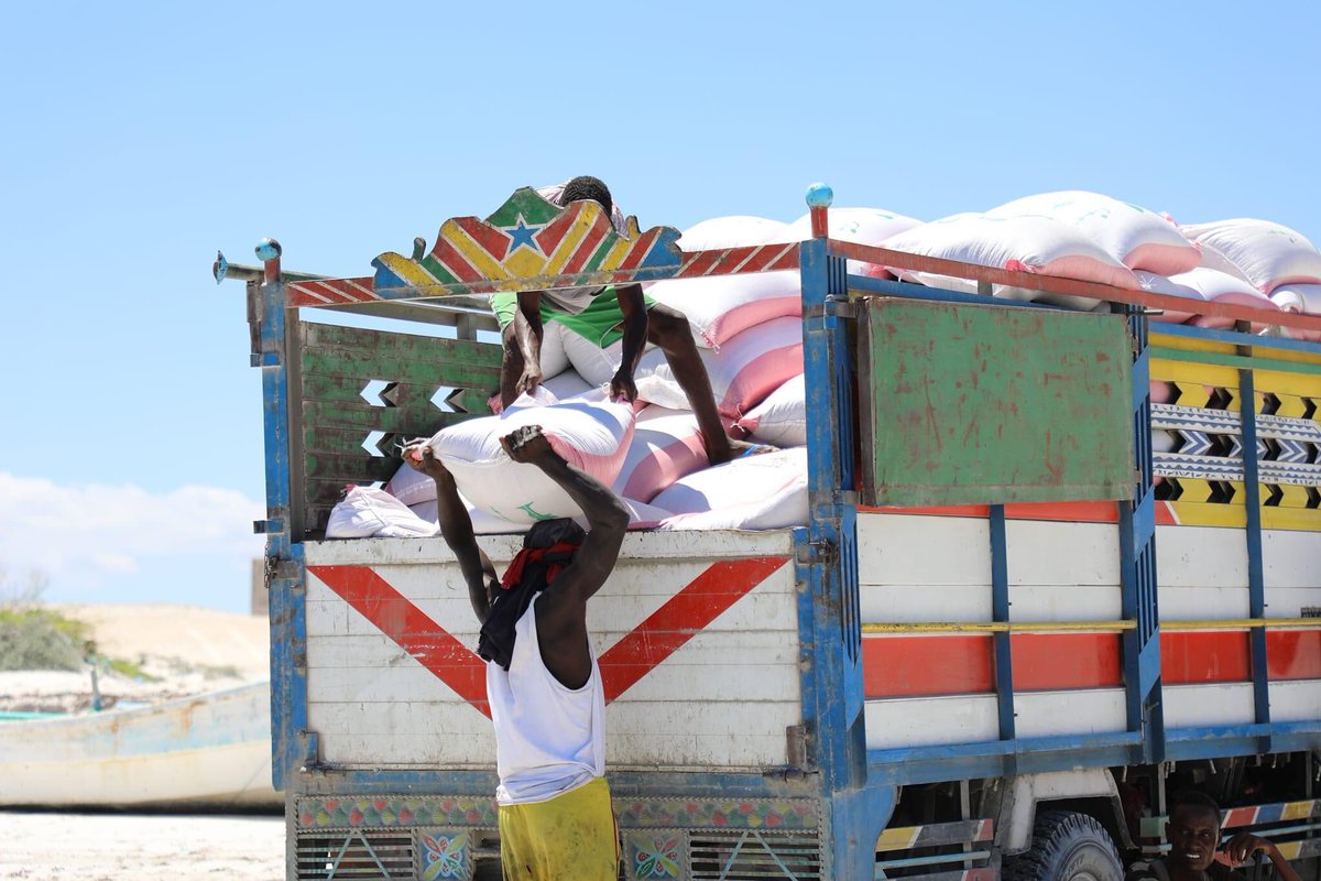 GoobjoogMedia's tweet photo. @SoDMA_Somalia dispatches relief aid by boats from the #Jazira coastal area to #Janale in Lower Shabelle region; the aid, intended for 1,500 families is aimed at providing essential support to those in need of humanitarian assistance in the region. #SoDMA https://t.co/kK8vcMgm0o