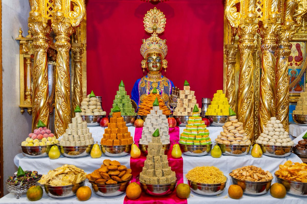 SGadiManinagar's tweet photo. Witness the sacred #AnnakootDarshan and #Aarti of #GhanshyamMaharaj at Shree #SwaminarayanMandir #Maninagar, immersed in #Divineambience

#SpiritualExperience #DevotionalJourney #SpiritualFervor #DivineSpectacle #AuraOfDevotion #SpiritualAwakening #SoulfulExperience https://t.co/89ccnD901L