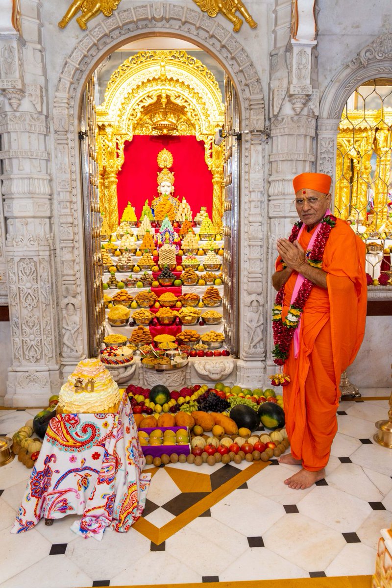 SGadiManinagar's tweet photo. Witness the sacred #AnnakootDarshan and #Aarti of #GhanshyamMaharaj at Shree #SwaminarayanMandir #Maninagar, immersed in #Divineambience

#SpiritualExperience #DevotionalJourney #SpiritualFervor #DivineSpectacle #AuraOfDevotion #SpiritualAwakening #SoulfulExperience https://t.co/89ccnD901L