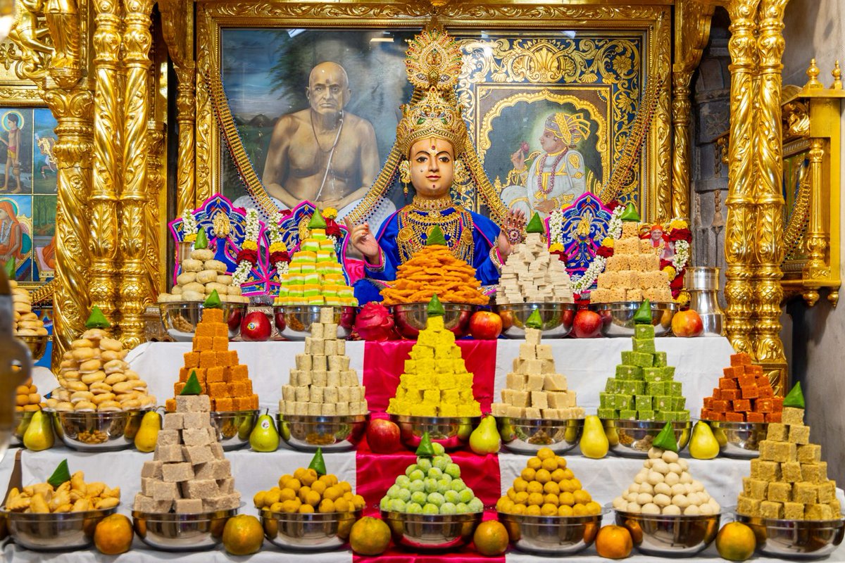 SGadiManinagar's tweet photo. Witness the sacred #AnnakootDarshan and #Aarti of #GhanshyamMaharaj at Shree #SwaminarayanMandir #Maninagar, immersed in #Divineambience

#SpiritualExperience #DevotionalJourney #SpiritualFervor #DivineSpectacle #AuraOfDevotion #SpiritualAwakening #SoulfulExperience https://t.co/89ccnD901L