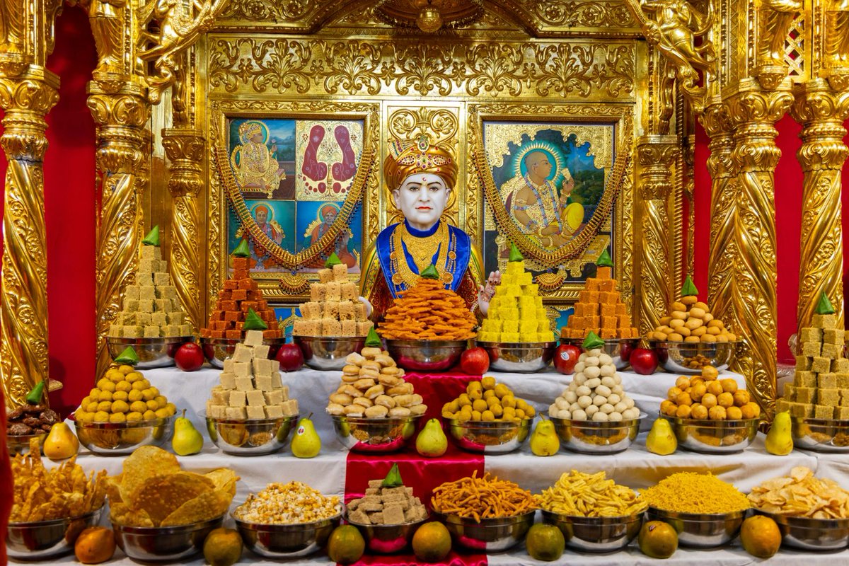 SGadiManinagar's tweet photo. Witness the sacred #AnnakootDarshan and #Aarti of #GhanshyamMaharaj at Shree #SwaminarayanMandir #Maninagar, immersed in #Divineambience

#SpiritualExperience #DevotionalJourney #SpiritualFervor #DivineSpectacle #AuraOfDevotion #SpiritualAwakening #SoulfulExperience https://t.co/89ccnD901L