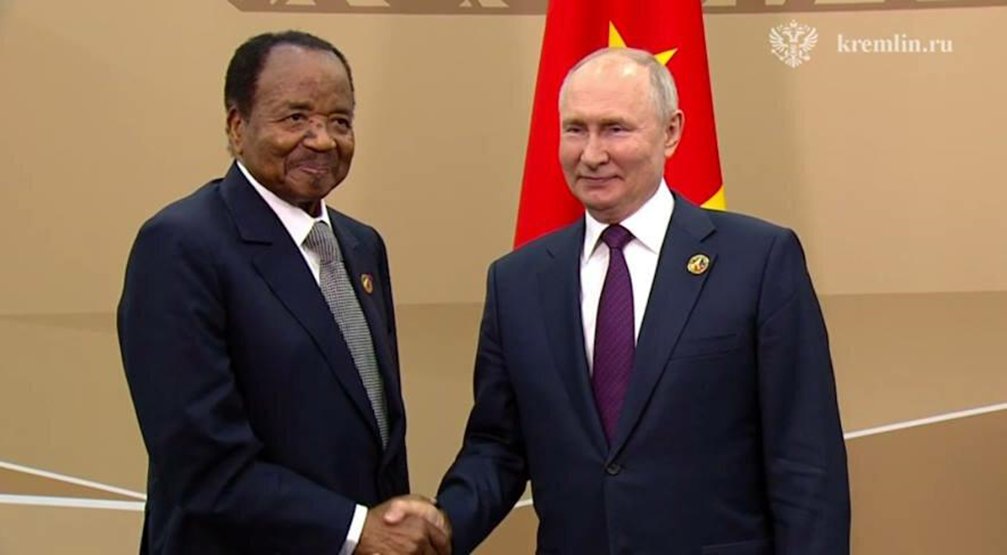 Вы спрашиваете, куда движется путинская Россия?
Вот вам ответ в четырёх фото.

Фото 1.
Путин и президент Зимбабве Мугабе.
Мугабе правил 30 лет, к концу правления пребывал в полнейшем маразме, а Зимбабве под его руководством дошла до абсолютной нищеты.

Фото 2.
Путин и король